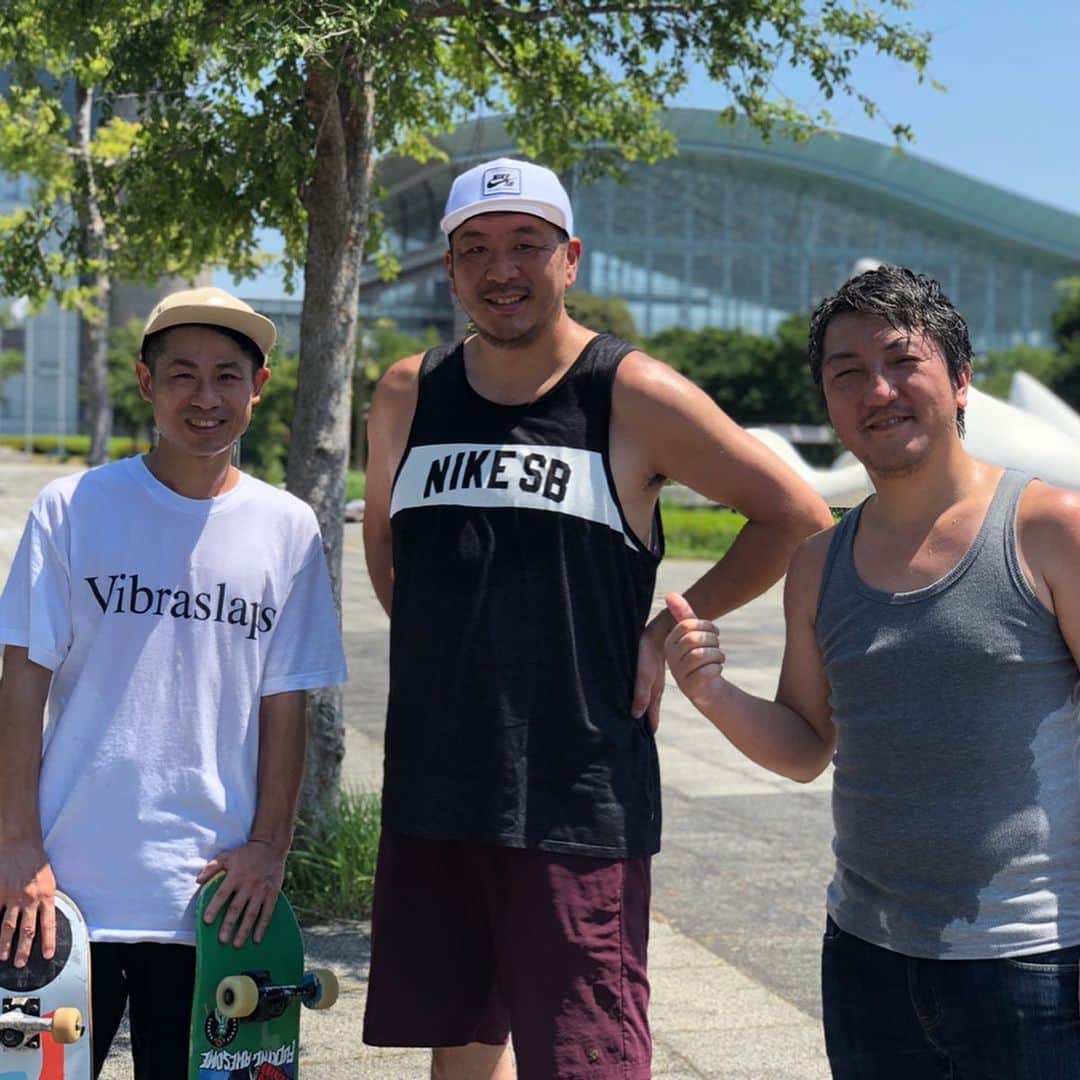のインスタグラム：「1年半近所の公園で１人で練習してましたが意を決してスケートパークへ！！ 初スケートパークでミニランプを恐々やっていたら、親切に教えてくれた方がいてミニランプ初挑戦ながらメチャクチャ楽しく滑れました！！ 帰り際にその方にお礼を言いつつ話していたら、なんと僕が中学生の頃にみんなでスケートしていた方だという事が判明！30年前にもとてもお世話になっていた人でした！！ありがとう御座いました。（ @satorudayo20 @sayyeah_13 ）  更に別の方にもゴセキさんですよね？って声をかけられて、話していたらASA-CHANG＆巡礼 繋がりの方だったり！（ @toomotakaagi ） 世の中狭い！！ ほんと楽しい週末でした、またスケートパーク行ってみます。  #skeatboard #スケートボード」