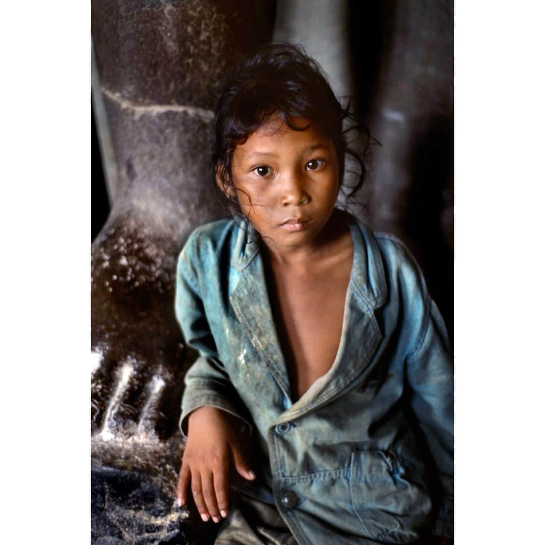 スティーブ・マカリーさんのインスタグラム写真 - (スティーブ・マカリーInstagram)「A young girl at #AngkorWat, #Cambodia, 1999」8月4日 21時46分 - stevemccurryofficial