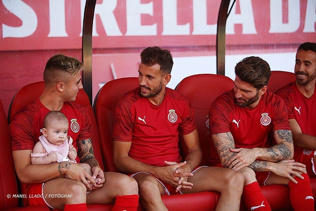 パブロ・マフェオのインスタグラム：「Presentando a Valentina a la familia ⚽️❤️」