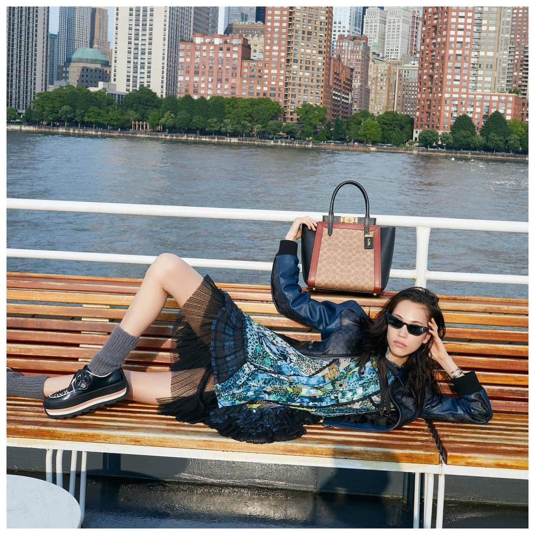 コーチさんのインスタグラム写真 - (コーチInstagram)「Anything can happen in a New York minute. #KikoMizuhara with the Troupe Bag in Signature, photographed by #JuergenTeller on the Manhattan Ferry. #CoachFW19  #CoachNY」8月4日 21時47分 - coach
