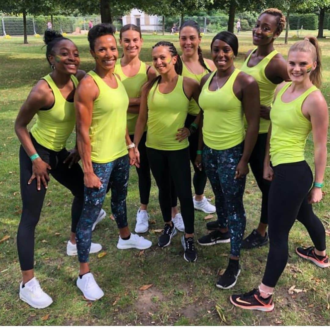 ファーン・コットンさんのインスタグラム写真 - (ファーン・コットンInstagram)「The legend @realkellyholmes1500 with her team fresh off the community stage! What a work out! #happyplacefestival2019」8月4日 21時48分 - fearnecotton