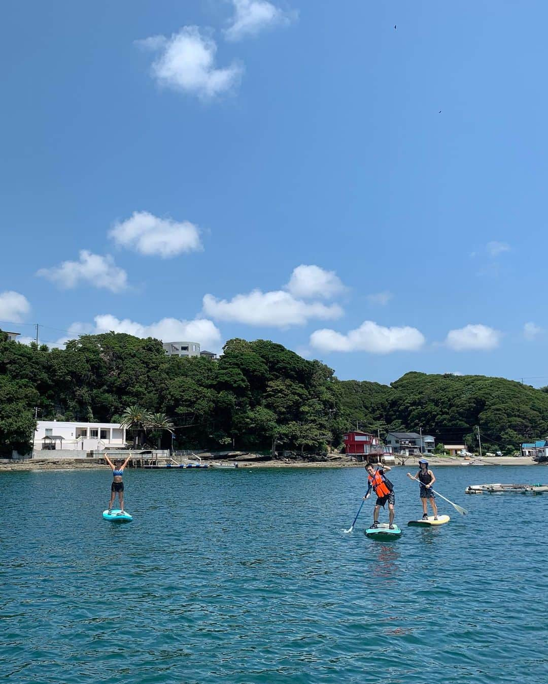 高松いくさんのインスタグラム写真 - (高松いくInstagram)「昨日の「三崎SupCruise trip」 午前の部のお客様は、Run仲間同士御一行様🏃‍♂️🏃‍♀️ 三崎口駅から、横堀海岸まで走てこられて！！ ってもうここの時点で凄すぎるのに、 Supで小網代の森に上陸したら、 また森の中を、走る、走る、走る🏃‍♂️🏃‍♀️🌳 流石に一旦休憩しましょう‼️ っと、シャヴァーサナ☀️🛌☁️ 少し休んだら、Supで海の家まで戻りました。 その後は、みんなで海洋水露天風呂行ってマグロ丼を食べたそうです😊 脱帽です。 もう凄いとしか言えません‼️ 皆さんで、最高のツアーにしてくださり ありがとうございました‼️✨ 刺激たっぷり頂いた パワフルなお客様と、自然をご一緒でき 出逢いに感謝です🙏  With @chill_padyoga  Thank you for big support!! #run #sup #supyoga #森林浴  #run run run #脱帽 #アクティブ #アウトドア  #🏃‍♀️ #海 #森 #風呂 #マグロ #よく動き #よく食べる #よく寝る  #running #yoga #三崎 #三浦半島 #小網代の森 #海の家 #みなとや #海洋水 #みさきまぐろきっぷ」8月4日 21時57分 - iku_takamatsu_trip_sup_yoga