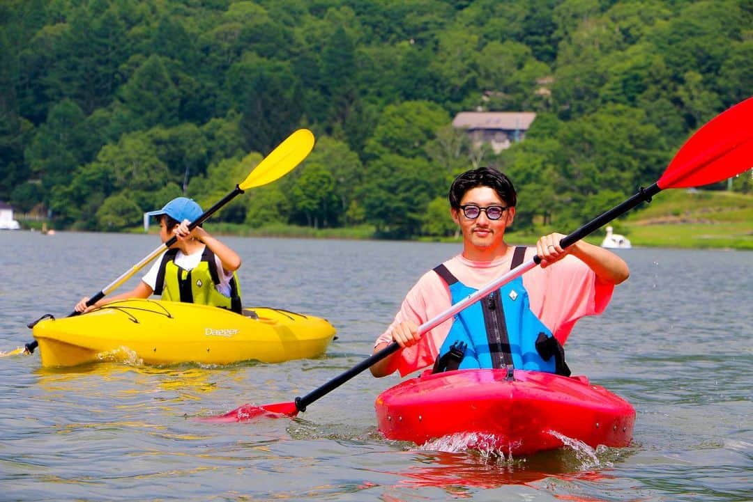 柴田翔平のインスタグラム：「外遊び🛶🤙🏽 8月は息子に色んな外遊びを経験して遊んでもらいたく色々計画中😊 今日は白樺湖でカヌー体験✌️ 素晴らしい体験をさせて頂き有難う御座いました！！ 自然と遊ぶと本当に楽しい！！息子にはその感覚を沢山体験して味わってほしい😊✌️ #八ヶ岳アドベンチャーツアーズ #カヌー体験 #外遊び #アウトドア」