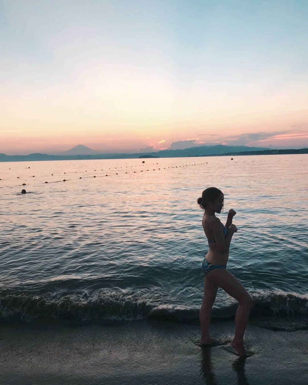 のインスタグラム：「1週間走り抜けたご褒美サンセット見れて泣きそうだった😂😭💗 みんなもおつかれさま。また明日から頑張ろうね〜🌴 #sunset #葉山 #森戸海岸」