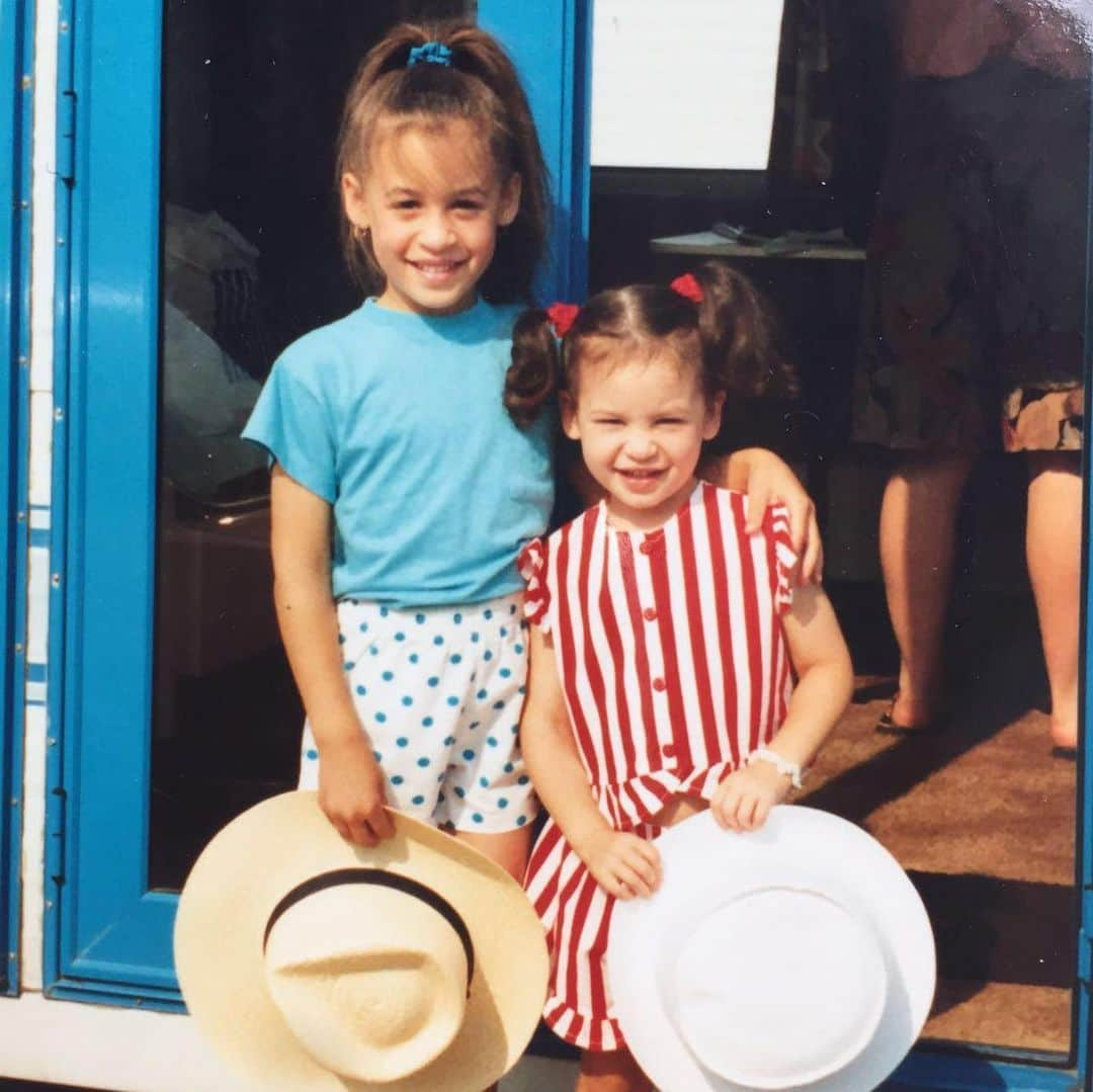 ダニエル・ピーザーさんのインスタグラム写真 - (ダニエル・ピーザーInstagram)「#NationalSistersDay ❤️ helping me bring the swag since 1988 👯‍♀️」8月4日 21時52分 - daniellepeazer