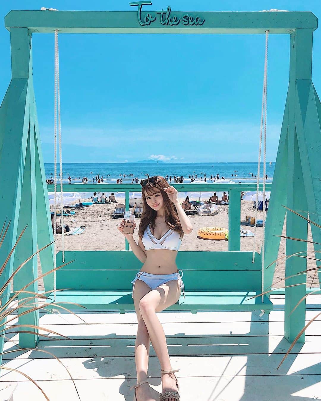 のインスタグラム：「. To the sea🏖💕 . 大好きな @to_the_sea_hawaii の 海の家 が湘南にできたので、 遊びに行ってきたよ🥰💓 . ティファニーブルーがテーマカラーで とっても可愛かった🍒 みんなも是非遊びに行ってみてね💕 . ビキニはみみねこちゃんとさたんちゃんの @sucrebonbon_official 👙💫」