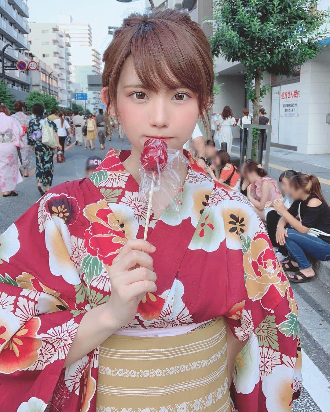 えなこさんのインスタグラム写真 - (えなこInstagram)「お仕事で浴衣着たのでちょっとだけお祭りに行ってきました👘 マネージャーさんがリンゴ飴買ってくれたよ🍎✨ #yukata #japanfestival #japanesegirl #matsuri」8月4日 21時54分 - enakorin