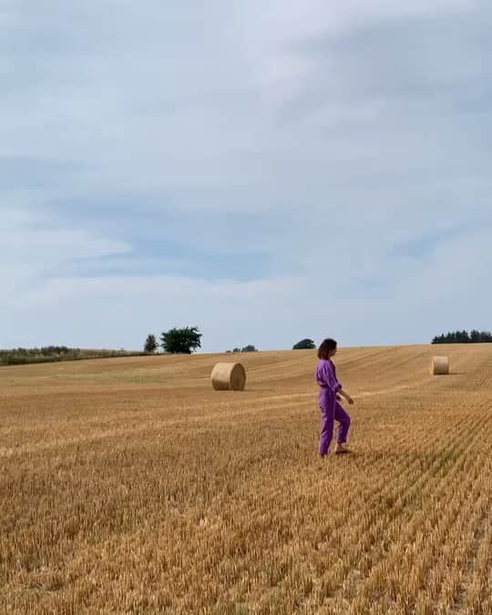 のインスタグラム：「Fields of gold 🌾 #behindthescences #spring2020 #copenhagenfashionweek」