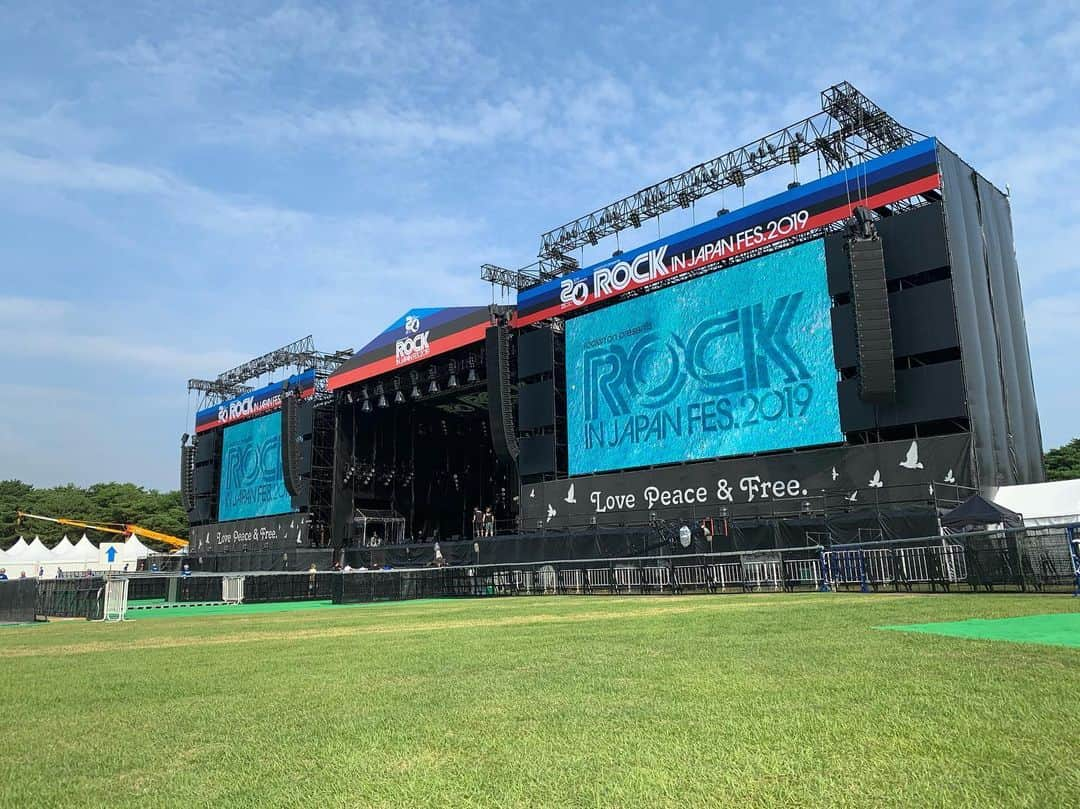 KYOHEYさんのインスタグラム写真 - (KYOHEYInstagram)「‪ROCK IN JAPAN FESTIVAL 2019‬﻿ ‪Day.2‬﻿ ‪ありがとうございましたー！‬﻿ ‪6万9千人を超えるsold out公演でした！﻿ ﻿ 今日もGRASS STAGEナレーションを担当させて頂きました😃🎙﻿ 欅坂46→NICO Touches the Walls→04 Limited Sazabys→サンボマスター→Perfume→WANIMA→10-FEETと大盛り上がりでした！🎸﻿ ﻿ 本当に暑い中、たくさんの注意事項に耳を傾けてくださってありがとうございます🙇‍♂️﻿ ﻿ また土曜日に！お待ちしております✨😃‬﻿ ﻿ ‪#RIJF2019 ‬ #ROCKINJAPANFESTIVAL #ROCKINJAPANFESTIVAL2019 #Grassstage #day2 #欅坂46 #NICOTouchestheWalls #04LimitedSazabys #サンボマスター #Perfume #WANIMA #10_FEET #ロッキン #ロッキンジャパン」8月4日 22時01分 - kyohey5