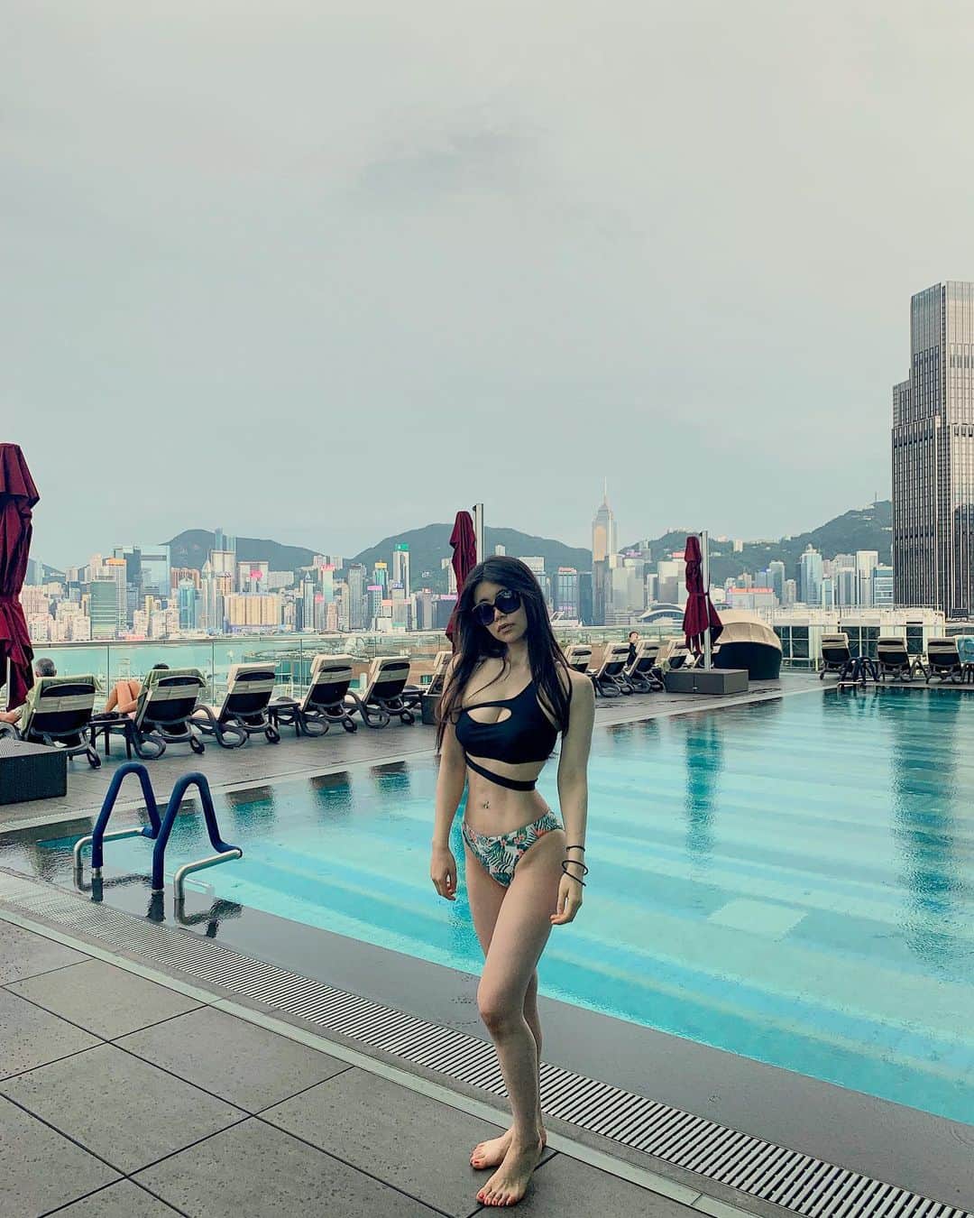 渋谷ゆりのインスタグラム：「你猜得對，我在#香港 ❤️ Yes u r right, I’m in #hongkong ❤️ そう、正解！香港だよ❤️#bikini #pool #swimmingpool #hk japanesegirl #比基尼 #游泳 #游泳衣 #ビキニ #水着 #ダイエット #筋トレ #筋トレ女子 #くびれ #減肥 #健身 #减肥」