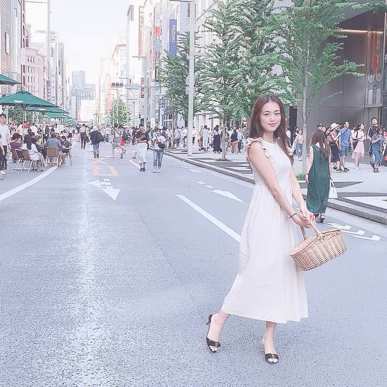 市原佑梨さんのインスタグラム写真 - (市原佑梨Instagram)「歩行者天国🚶‍♀️🚶‍♀️🚶‍♀️ クリオネワンピはベージュだから秋先まで着れる😏💕 外は暑いけど中は冷房ガンガンなので、夏の丈長めスカート悪くないというかむしろ重宝🙌🌈✨ Holiday in Ginza is a pedestrian paradise 😇 #ootd#fashioninsta#dress#birthdaybash#instadaily😉#instafashion#instafashionblog#dresscode#ワンピースコーデ#ワンピース大好き#ベージュワンピース#ワンピコーデ#ワンピ#ファッションコーデ#私服#私服コーデ#ファッション#クリオネワンピ」8月4日 22時02分 - yuri_ichihara