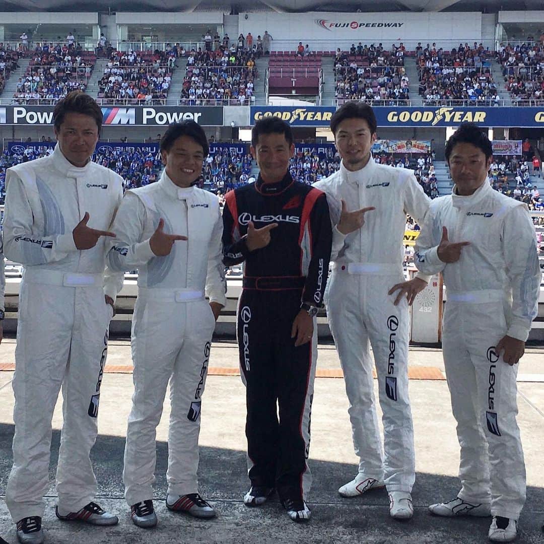 折目遼のインスタグラム：「室屋選手とのフライトパフォーマンス、最高のフライト&ドライビングにより、大成功でした‼︎ 関係者の皆さん、暑い中お疲れ様でした！！ #lexus #lc500 #fsw #sgt #室屋義秀 #needs24」