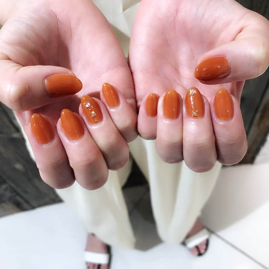 村田莉さんのインスタグラム写真 - (村田莉Instagram)「🍊🍊🍊🍊🍊 . ネイルはちょっぴりくすんだオレンジカラー🍊 美味しそうなとぅるん系🤤 . @_hitomi821.nail_  @risel_eyenail . いつもありがとう♥️ . #new #nail #naildesign  #nailstagram #summernails  #네일 #네일아트 #네일스타그램」8月4日 22時07分 - murata_mari