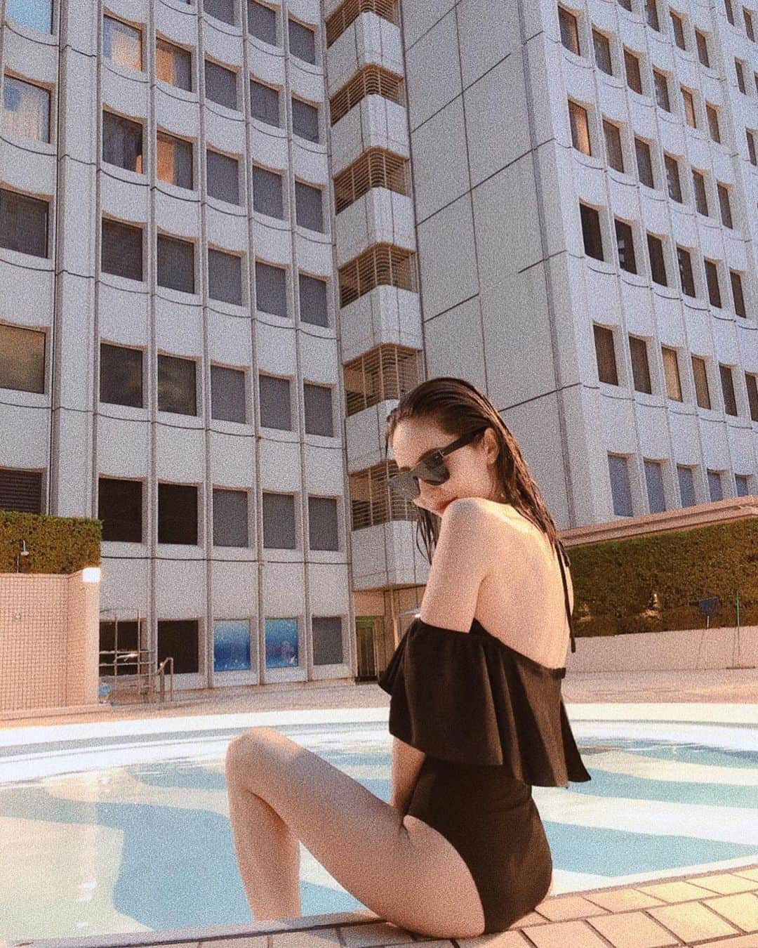 のインスタグラム：「・﻿ ・﻿ 本当は海に行こうと思ってたんだけど、﻿ 結局起きれずプールへ変更🏊‍♀️﻿ ﻿ 全然関係ないけど今日はね、﻿ どうせはしゃぐし濡れるし崩れちゃうとわかってた日なのに、自分的にメイクの出来が良くてご機嫌❤️❤️﻿ いつもと何ら変わらんやんw感じなのですが、 アイラインのハネとか太さ具合とか、アイシャドーのぼかし具合とか眉毛具合とかとか自分的に上手く出来て、更にそんな日に限っていつもよりも早く仕上がるやつ😁﻿ (女子あるある) ﻿ 彼に今日メイク良い感じじゃない？﻿ ﻿ って言ったら、﻿ ﻿ キリっとキツめのメイクが好きだよね﻿ 俺は好きだけど〜﻿ ﻿ って質問と返答が違うやつ🤷‍♀️﻿ 毎日メイクで色も変えてないから気づくわけないかっw。メイクの自己満🙈ww﻿ あとね、やっぱり @chie.527 さんの神業まつエクのおかげでお目めぱっちぱちでメイクと相まって凄く今良い感じなのもあるね❤️❤️ プールも汗も余裕です😁😁👌 ﻿ 水着は宮古島旅行がリスケになっちゃって結局おろしそびれちゃってた今年2着目の @rienda_official 👙﻿」