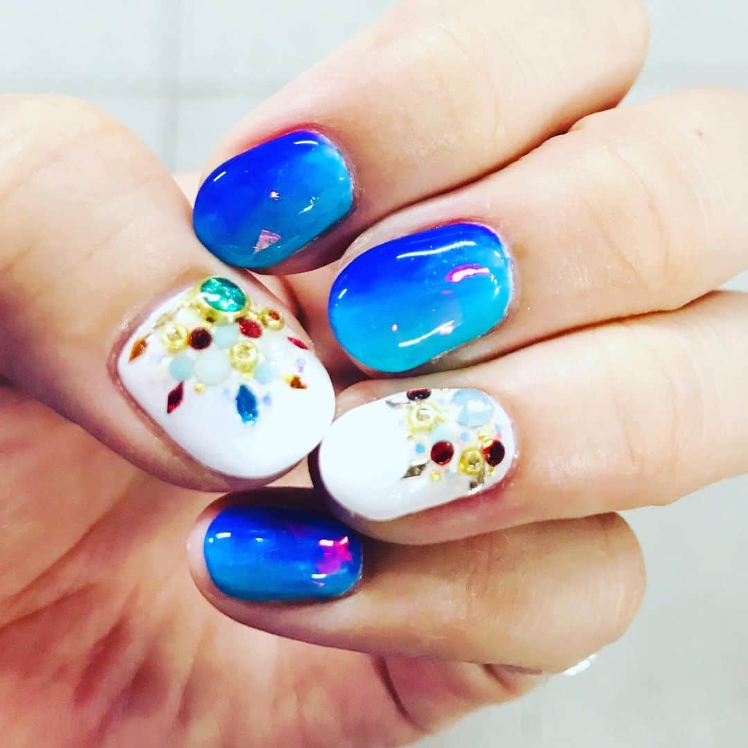 宮本美季のインスタグラム：「サマーネイル💅❤️😊 #緑から青から紫 #グラデーション #白地にビジューの花火 #原宿spica」