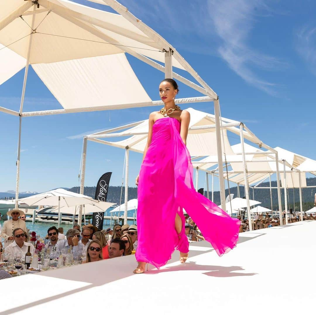 Saks Fifth Avenueさんのインスタグラム写真 - (Saks Fifth AvenueInstagram)「This weekend, we celebrated in #SaksStyle in partnership with @oscardelarenta to mark the 50th anniversary of Save Lake Tahoe.」8月4日 22時10分 - saks