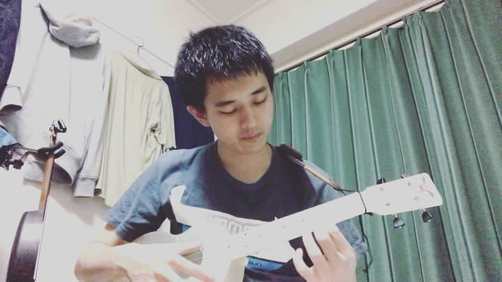 岡田竜（岡田桜井）のインスタグラム：「君はともだち  #ウクレレ #ソロウクレレ #ukulele #toystory #トイストーリー #トイストーリー4みた #アラジンみて主題歌弾いて #トイストーリー4みて主題歌弾いて #俺影響受けやすいな #outdoorukulele」