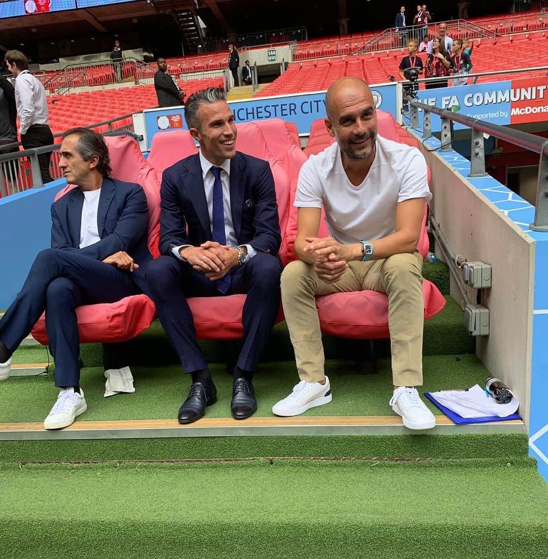 ロビン・ファン・ペルシのインスタグラム：「Benched by Pep 🧐🤣」