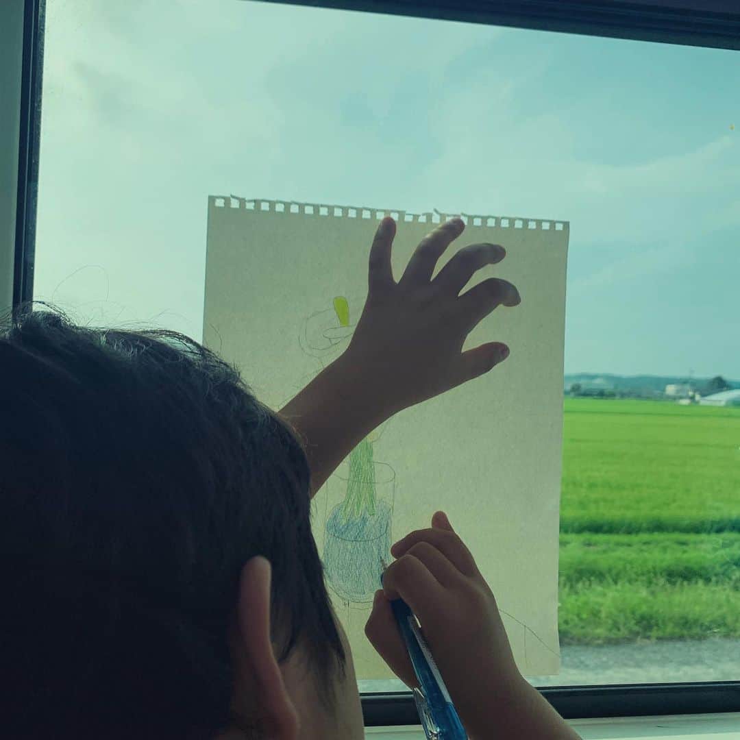 クリス智子さんのインスタグラム写真 - (クリス智子Instagram)「今日の一枚、新幹線にて。 持参したジョージア・オキーフの本の表紙から、花を真似たそうです。  #息子創作シリーズ  #車窓に花」8月4日 22時12分 - chris_tomoko