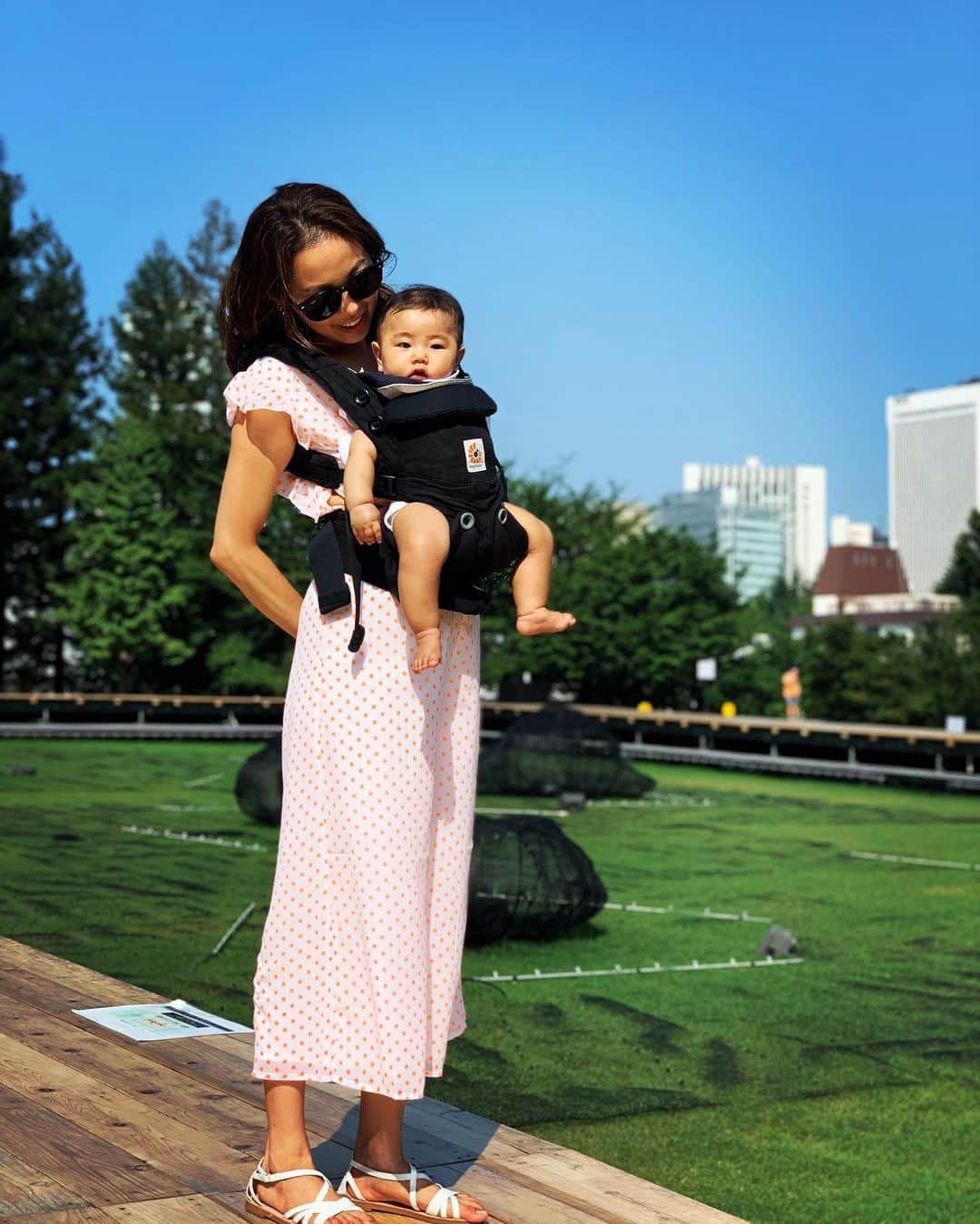 吉井絵梨子さんのインスタグラム写真 - (吉井絵梨子Instagram)「社長席。  workingmom #sky #blue #summerstyle  #baby #babygirl #mom  #happybaby #missgrandjapan  #family #babyfashion  #momlife #mommylife #erikoyoshii  #ミスグランドジャパン  #夏 #ママ #働くママ #育児 #新米ママ #赤ちゃんのいる生活 #ママライフ  #赤ちゃん  #吉井絵梨子 #夏」8月4日 22時13分 - supermamaeriko