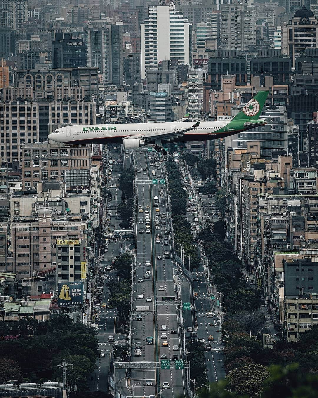 Berlin Tokyoさんのインスタグラム写真 - (Berlin TokyoInstagram)「Plane spotting over the Taipei’s sprawling concrete trees. . . .  #hellofrom #taipei , #taiwan. @instagram」8月4日 22時14分 - tokio_kid