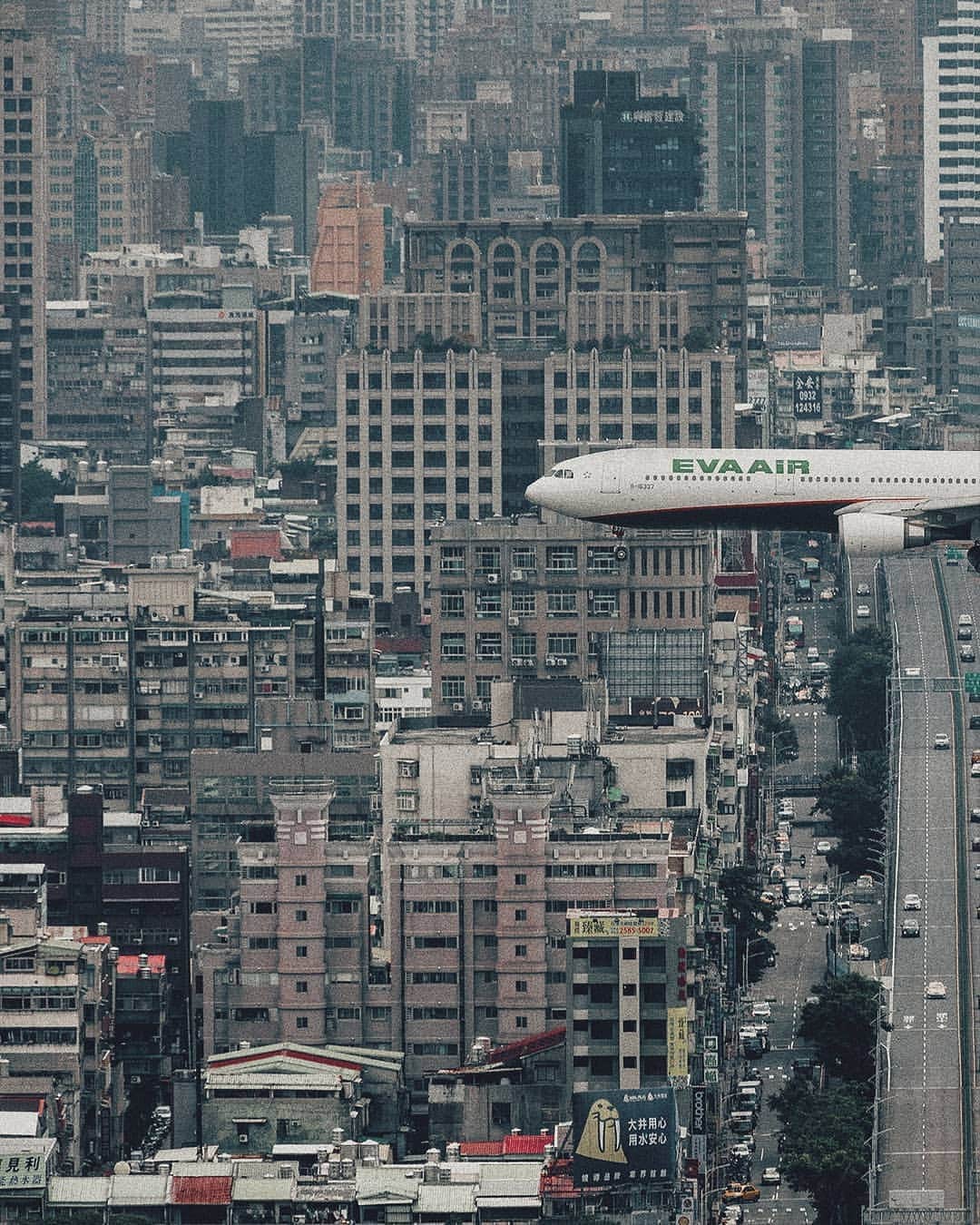 Berlin Tokyoさんのインスタグラム写真 - (Berlin TokyoInstagram)「Plane spotting over the Taipei’s sprawling concrete trees. . . .  #hellofrom #taipei , #taiwan. @instagram」8月4日 22時14分 - tokio_kid