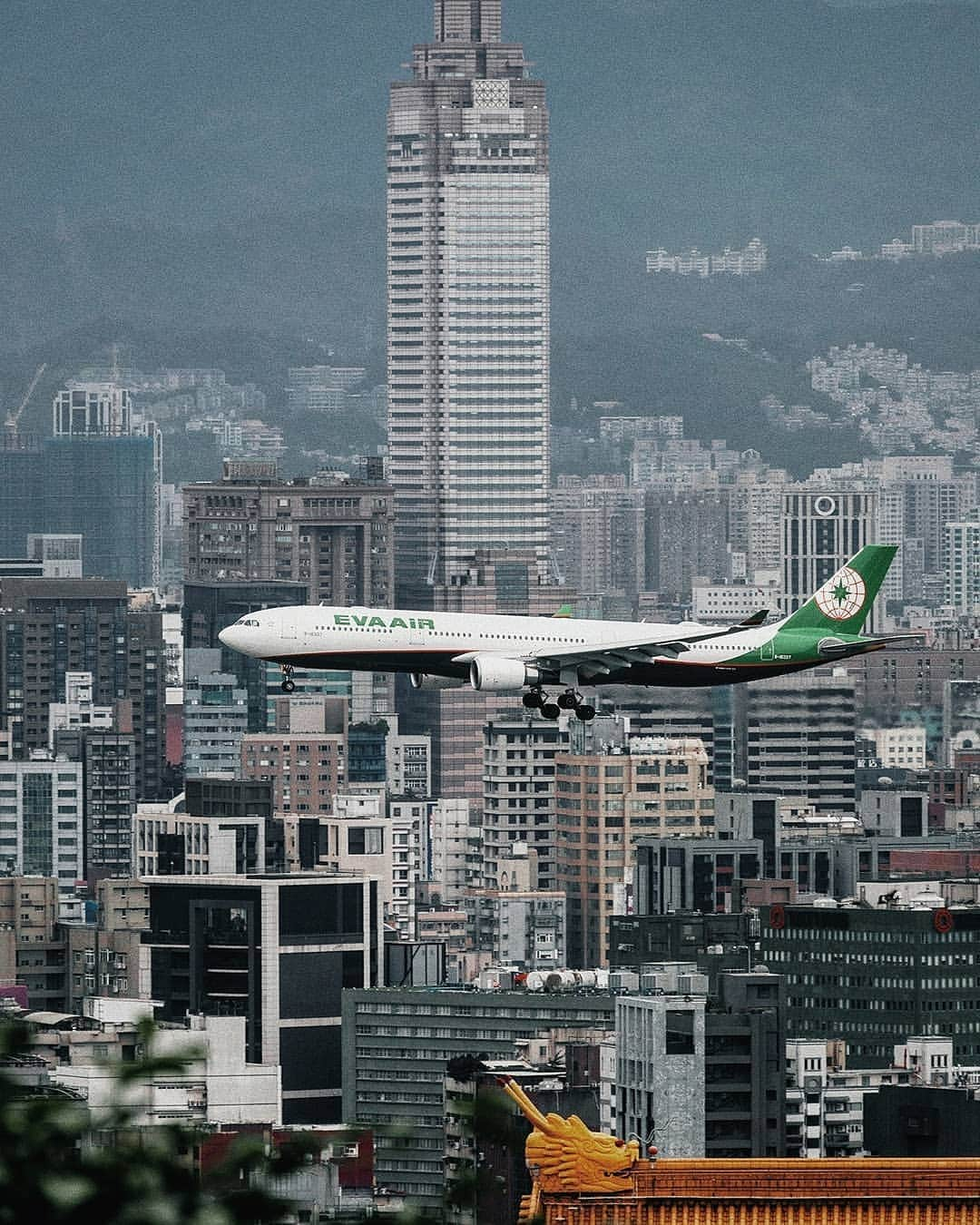 Berlin Tokyoさんのインスタグラム写真 - (Berlin TokyoInstagram)「Plane spotting over the Taipei’s sprawling concrete trees. . . .  #hellofrom #taipei , #taiwan. @instagram」8月4日 22時14分 - tokio_kid