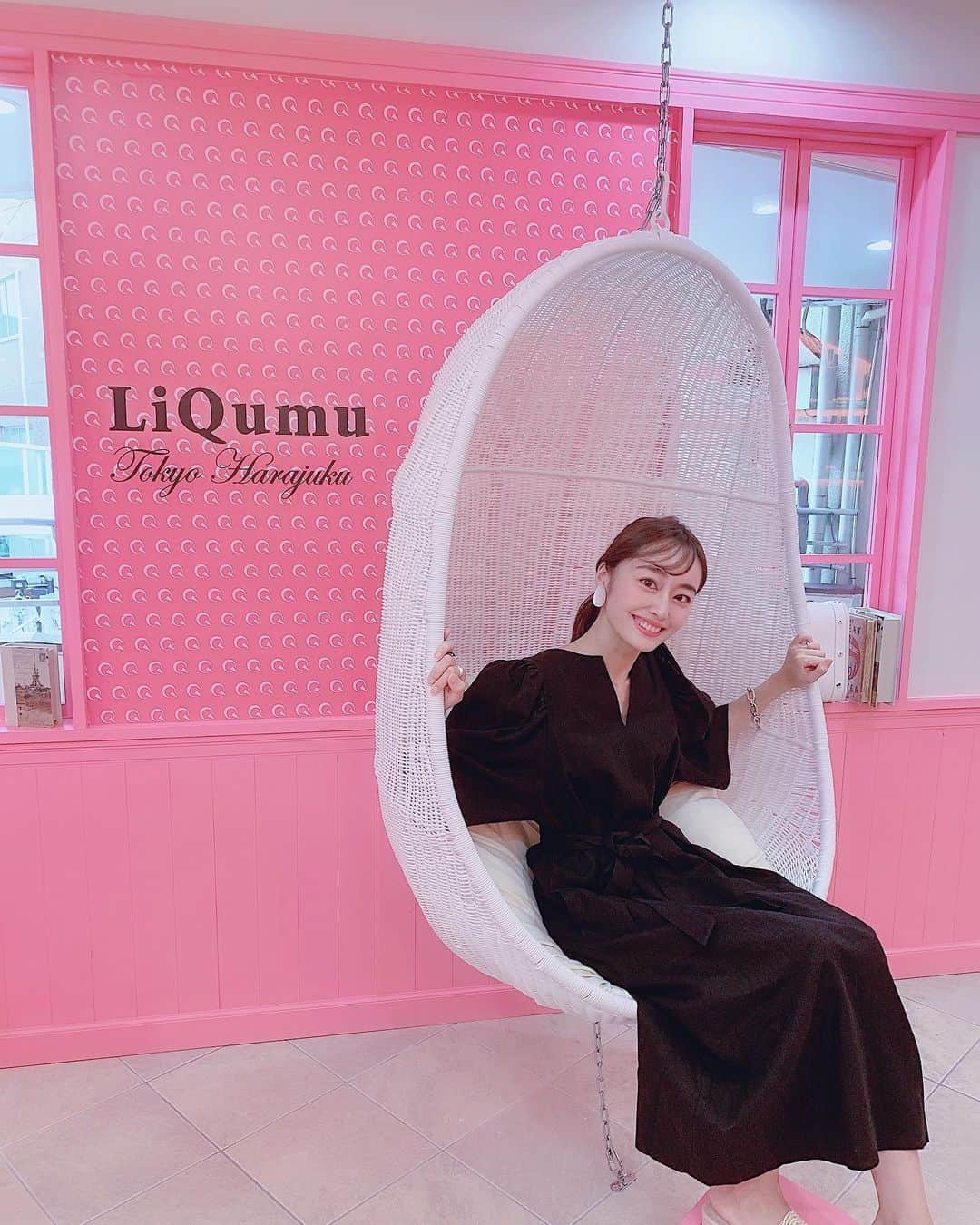 小祝麻里亜のインスタグラム：「先月 せなちゃん @senapuu に連れてってもらった 原宿にあるcafe @liqumu 💘 ． ． またカフェの写真は別でアップしますが、ゆらゆら揺れる椅子があって可愛かった🤭❣️❣️ ． ． ． ＿＿＿＿＿＿＿＿＿＿＿ #tokyocafe #harajukucafe #liqumu #storynine #東京カフェ #カフェ巡り #カフェ活 #カフェスタグラム #原宿カフェ  #카페 #카페추천 #카페 #카페스타그램 #하라쥬크」