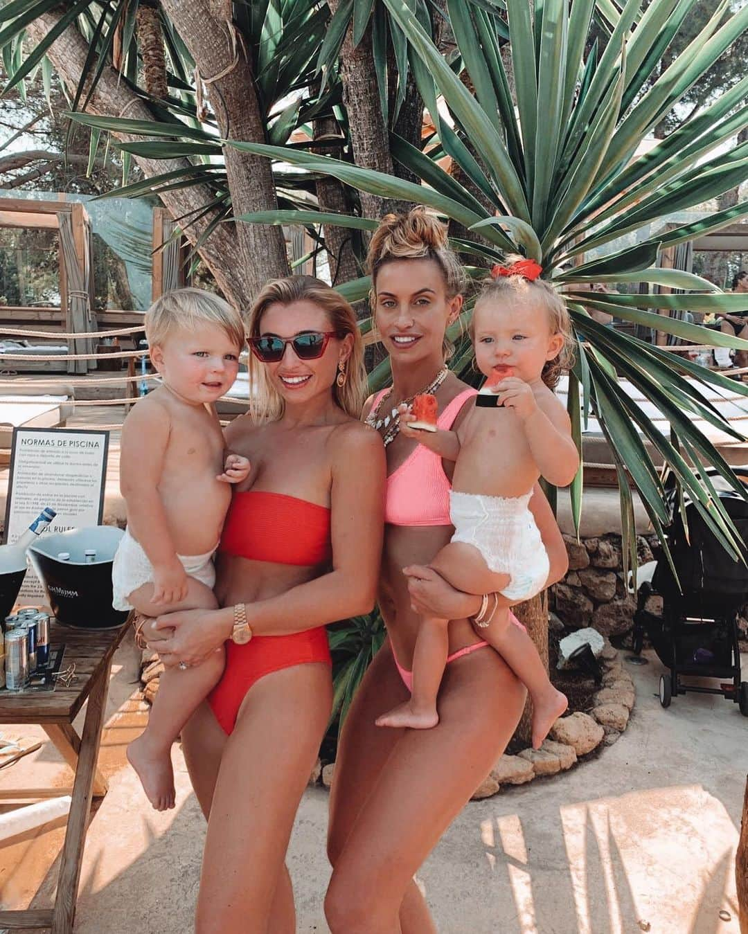 ビリー・フェアーズさんのインスタグラム写真 - (ビリー・フェアーズInstagram)「Making memories with our babies @fernemccann ... 🌞🍉😍🙊💙💗」8月4日 22時18分 - billieshepherdofficial