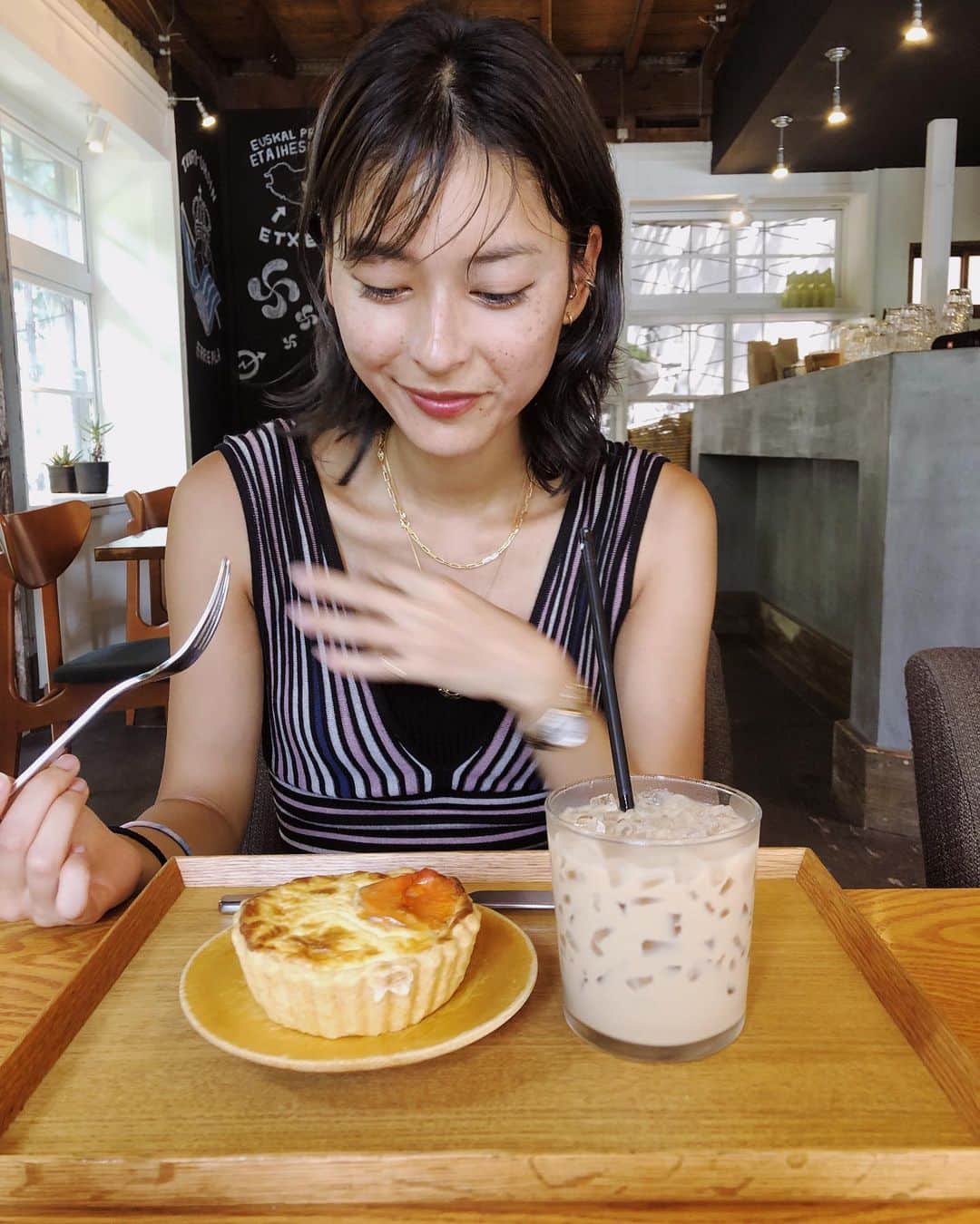 松本瞳のインスタグラム：「. 汗だく投稿失礼します😗 . 高松の旅最後は、ちらりと寄れたキッシュ専門のカフェ🍴 📍206 北浜アリー . 高松駅から歩いて10分ぐらい。 キッシュ大好きだから、幸せ😋の顔です。 これにて高松の旅終わりです。次はどこに行けるかな〜。 . #高松 #キッシュ #汗だく」