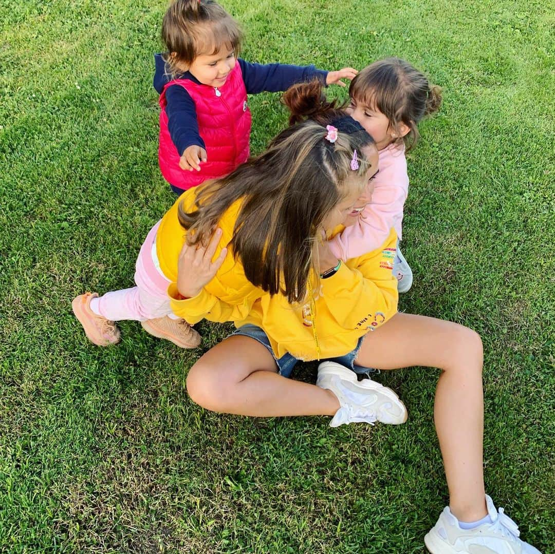 ミロスラヴァ・デュマさんのインスタグラム写真 - (ミロスラヴァ・デュマInstagram)「Babysitting 👶🏻👶🏽👧🏻👧🏼👦🏻👦🏻 ALL mine 🤪😂😍❤️」8月4日 22時21分 - miraduma