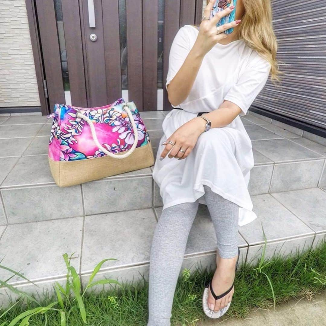 のインスタグラム：「🌺 夏本番🍉✨皆さん海や旅行には行かれましたか？💞 ・ これからの夏計画にもぜひおすすめなColleen Wilcoxアートデザインの #麻コンビバッグ 😍💛 ・ 🆕デザインも増えました！ ・ THANK YOU #Repost @shii_2mam ♡♡♡ ・ ・ さらに💙 今なら #楽天 サイトでお買い物マラソンセールも開催中💓 ・ 全品ポイント20倍中です❤︎ ぜひCheckしてみてください😊🌴 @laleia_official  @colleenwilcoxgallery_jp  #colleen#colleenwilcox#art#hawaii#aloha#surf#beach#fashion#laleia#ハワイ#フォトジェニック#インスタ映え#インスタ女子#アロハ#ビーチ#海を感じる雑貨#ラレイア#アート#ビーチガール#サーフスタイル#大人カジュアル#ギフト#プレゼント#楽天#バッグ」