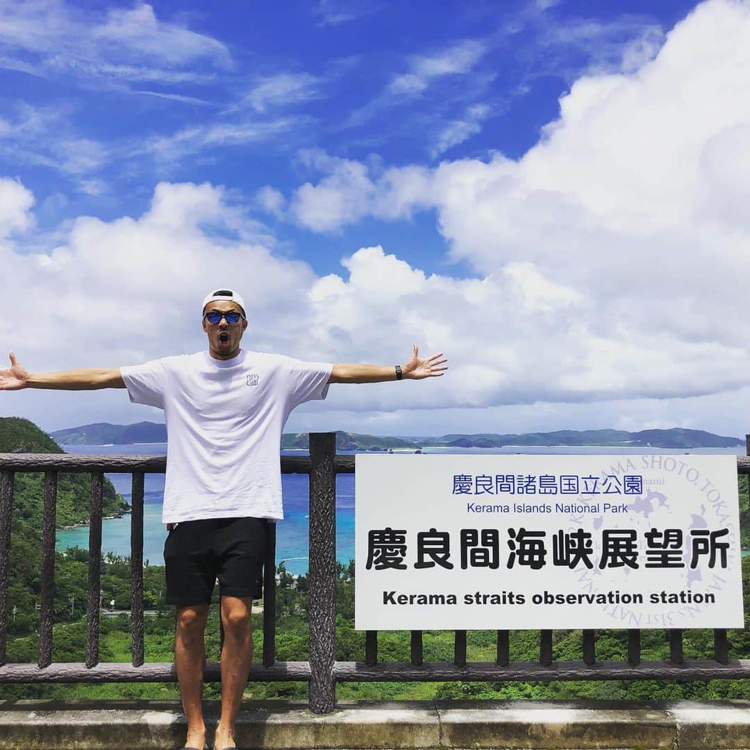 寒竹隼人のインスタグラム：「遅くなりましたが、8月1日で33歳になりました！ 沢山のおめでとうをありがとうございます‼️ 年齢にとらわれず、まだまだ進化していきます🙆‍♂️ そしてオフだったので渡嘉敷島に行って来ました🏝🏝🏝 見たことのないくらいの絶景で、海も最高に綺麗でした！ ウミガメとも泳げて大満足🐢 更に日焼けしてどこまで黒くなるかは乞うご期待🤘 良いオフでした〜💯 #琉球ゴールデンキングス #渡嘉敷島 #沖縄最高 #日焼け」