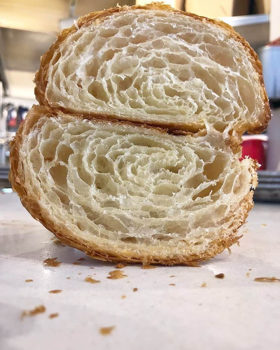 DOMINIQUE ANSEL BAKERYさんのインスタグラム写真 - (DOMINIQUE ANSEL BAKERYInstagram)「You can tell a good croissant from the confetti of crumbs it leaves behind.」8月4日 22時32分 - dominiqueansel