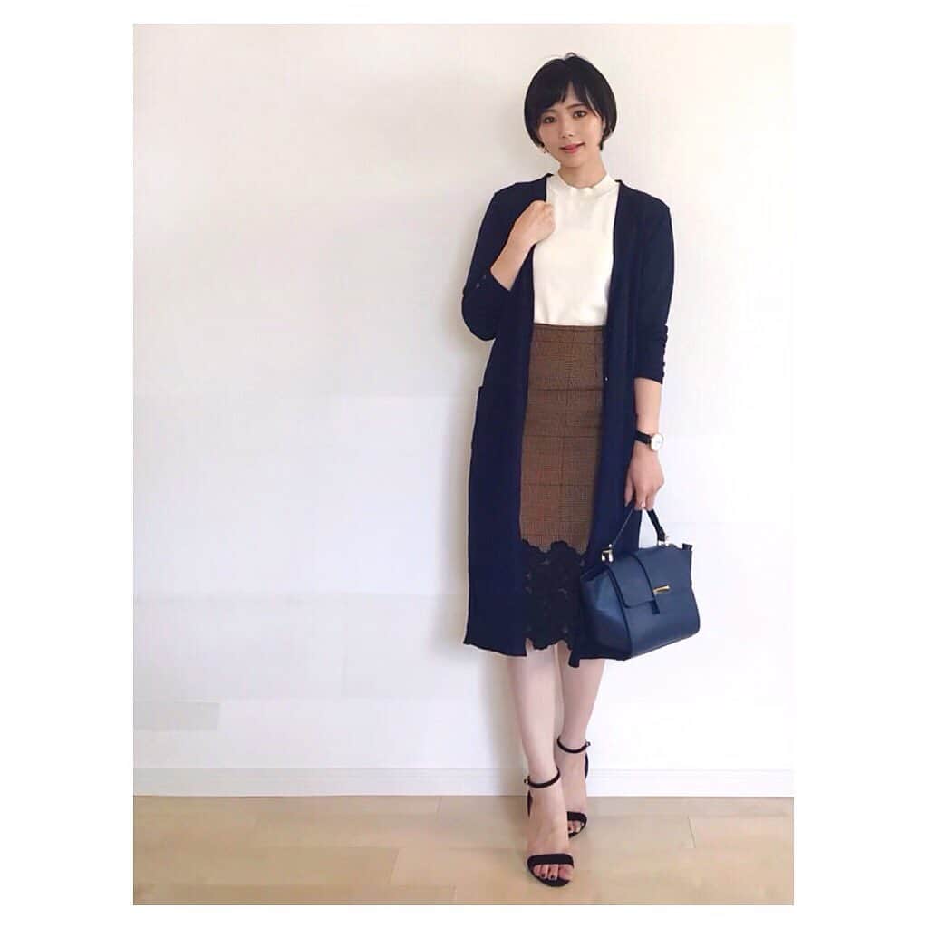 のインスタグラム：「#きちんとコーデ 🧸♥︎ ・ knit. @n._official  skirt. #unaca cardigan. @lialapg sandal. @odetteeodile  bag. #bevini pierce. @cycro_official  ring. #noirdepoupee watch. #agete ・ お気に入りのチェックスカート投入😍 少しずつ 秋物も混ぜていきます〜 ブラウン×ネイビー×白は 上品な色合わせで 本当にお気に入り😚😚 カーディガンは夏素材なので暑すぎず 冷房の強い職場で着るのに重宝します◎ タイトスカートやストレートパンツのような Iラインのコーデに羽織ります👌🏻 ・ ・ ・ #お仕事コーデ #オフィスカジュアル #オフィスコーデ #通勤コーデ #olコーデ #naturalbeautybasic #ロングカーディガン #lialapg #チェックスカート #prefall #odetteeodile #cycro #ショートヘア」