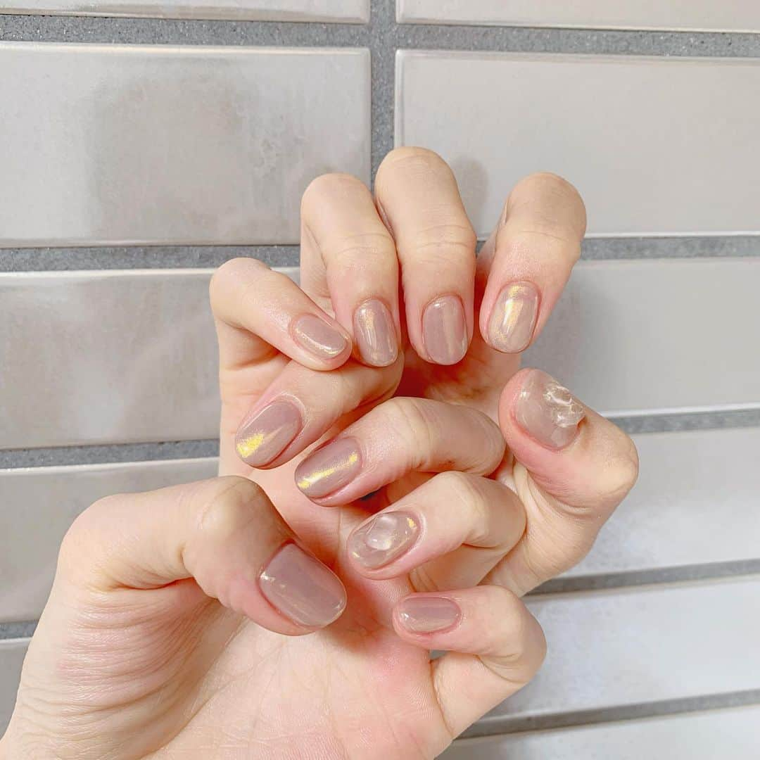 あかねぴさんのインスタグラム写真 - (あかねぴInstagram)「.﻿ ﻿ ぷっかちゃんネイル💅♡﻿ ﻿ 今回は久しぶりにストーンを﻿ ちょこっとのせてもらいました🌜﻿ ﻿ つやつやのミラーネイルに﻿ ずっとハマってる🥺💕﻿ ﻿ #nail #jelnail #salon #ebisu  #mirrornails #beige #nuancenail  #ジェルネイル #ミラーネイル  #ストーン #ベージュ #夏ネイル」8月4日 22時28分 - akanepi0426