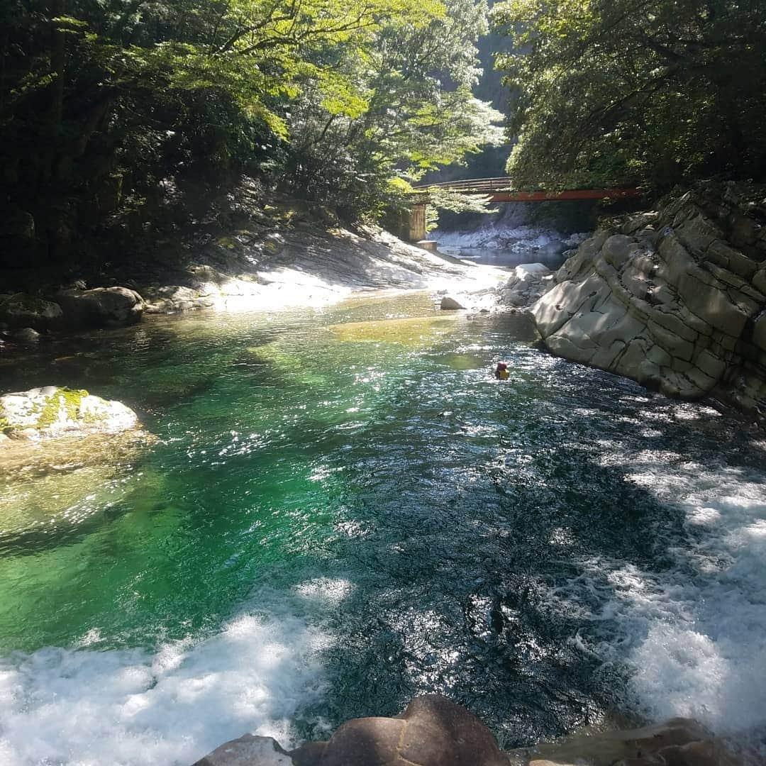 田畑竜介さんのインスタグラム写真 - (田畑竜介Instagram)「キャニオニング✨  日本最青との呼び声高い 仁淀川の源流・面河渓✨  高知では仁淀川だけど、 源流は愛媛県で、面河川と呼ばれる✨  仁淀ブルーと呼ばれる神秘の水は ここ面河渓に端を発する✨  エメラルドグリーンの水と 思いっきり戯れました💃  写真には撮れなかったけど、 6mほどの崖から飛び込んだり、 天然のウォータースライダーを滑ったり、 緩やかな流れに身を委ねたり🎶  自然と戯れて、心身リフレッシュ✨  #愛媛県 #面河渓  #キャニオニング #仁淀ブルー」8月4日 22時29分 - tabacchi_rkb