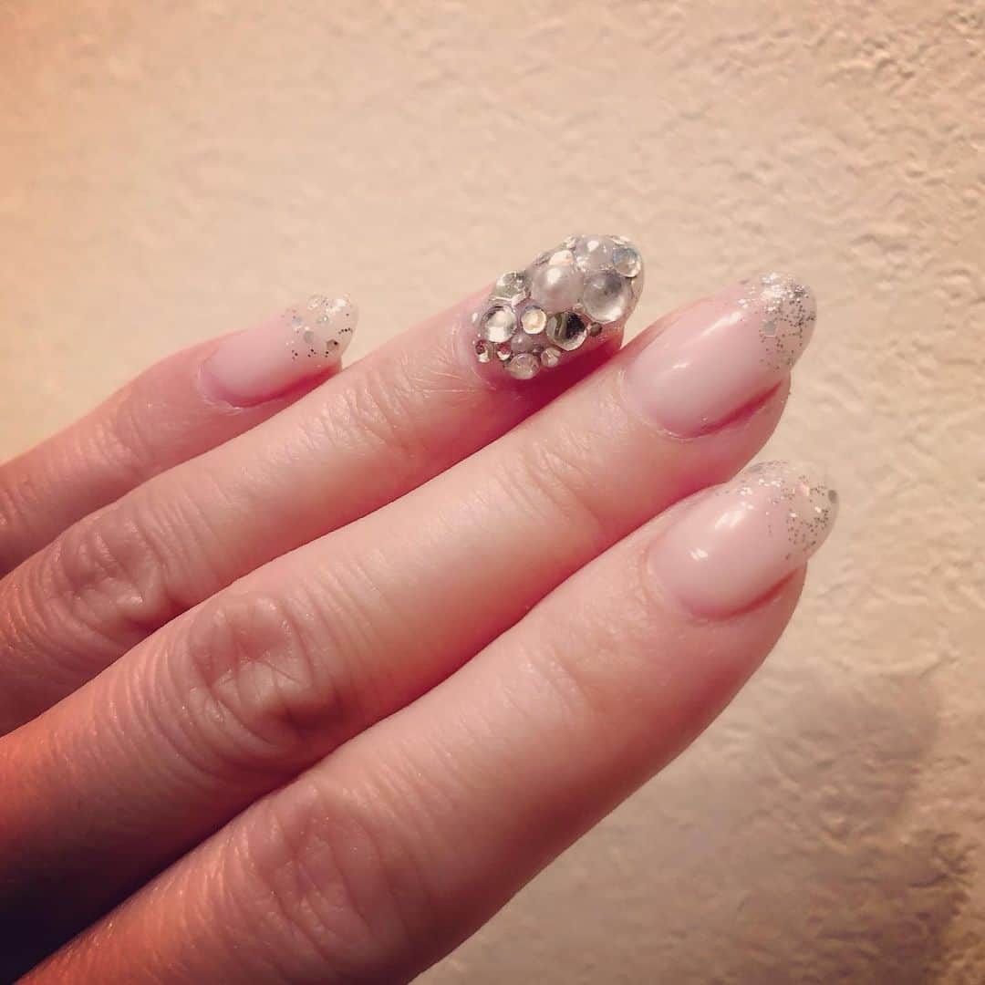 Liaさんのインスタグラム写真 - (LiaInstagram)「最近は、このストーン埋め尽くしネイルばかり💕気に入るとリピートする性質なのでしょうか？ まぁ、基本仕事のネイルデザインは白ベース多し。指先が1番綺麗に見えるから🥰💅I’ve been designing my nails like this these days. I really love the ring finger finish🌟 #ネイル #stones #beauty #nailart #白ネイル」8月4日 22時42分 - lia_vocalist