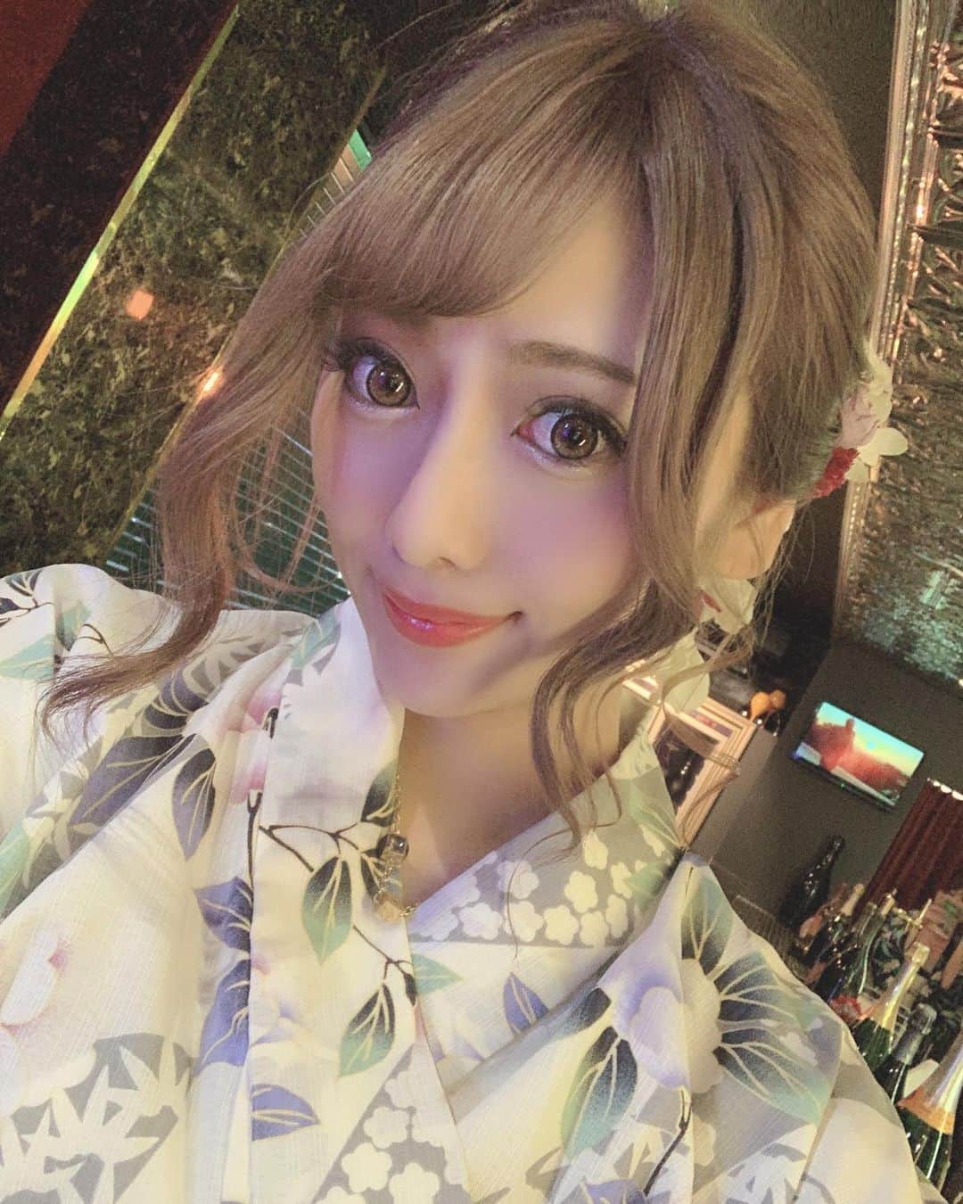 のインスタグラム：「. 先週末は浴衣イベントでした🌼💋 去年浴衣選びに大失敗したので 今年は控えめな柄にしたよ🥺 . 黒の浴衣とか着物着ると極妻 って言われるタイプ😷 . #fukushima #koriyama #g2  #girlsbar #champagne #bar #nightparty  #instagood #instapic #l4l #yukata  #hairmake #asiangirl  #club #selfie #event  #郡山 #ガールズバー #キャバクラ」
