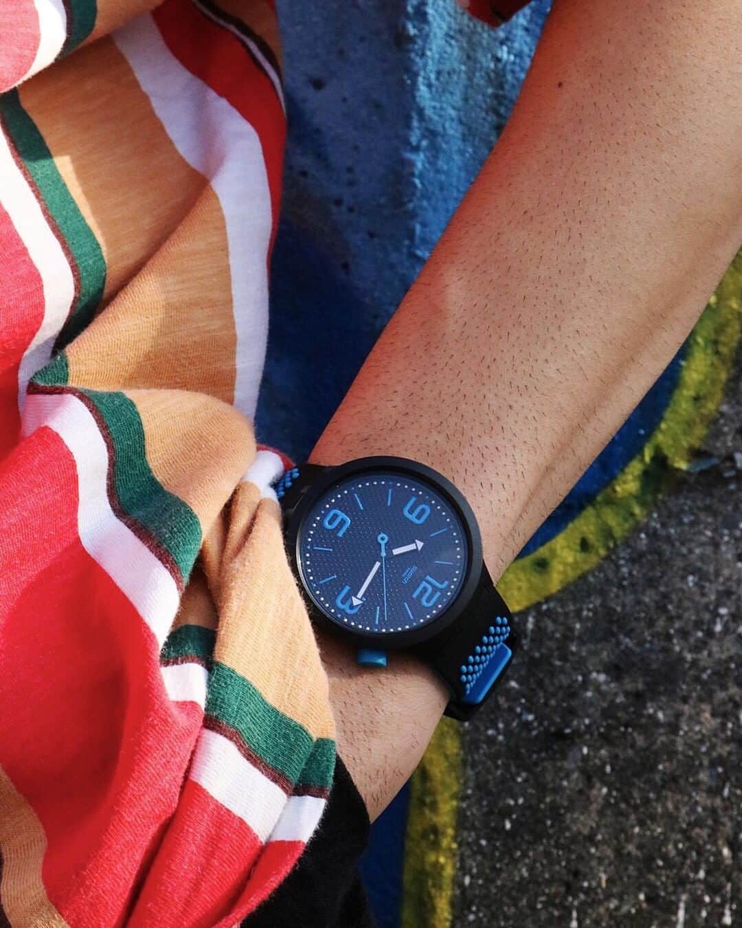 Swatchさんのインスタグラム写真 - (SwatchInstagram)「Hands up if blue is your favorite color 💙  We have a #SwatchBIGBOLD for you! 😜 📸 @furkancavusko 🔥 🔥 🔥」8月4日 22時36分 - swatch