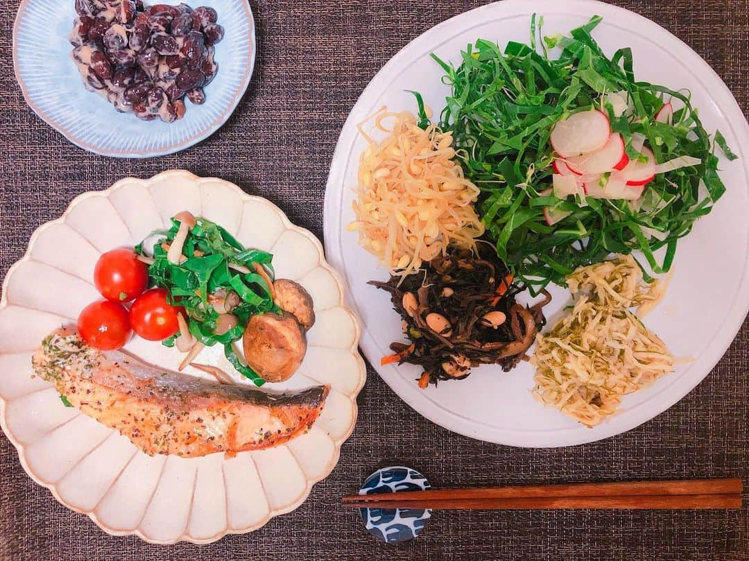 野沢和香さんのインスタグラム写真 - (野沢和香Instagram)「おうちご飯🍚🥗 野菜野菜〜🎶 Detox day  サーモングリル ケールサラダ もやしナムル ひじき煮物 切り干しと昆布の和え 黒豆納豆  なんでもバランスが大事🐥」8月4日 22時53分 - wakanozawa