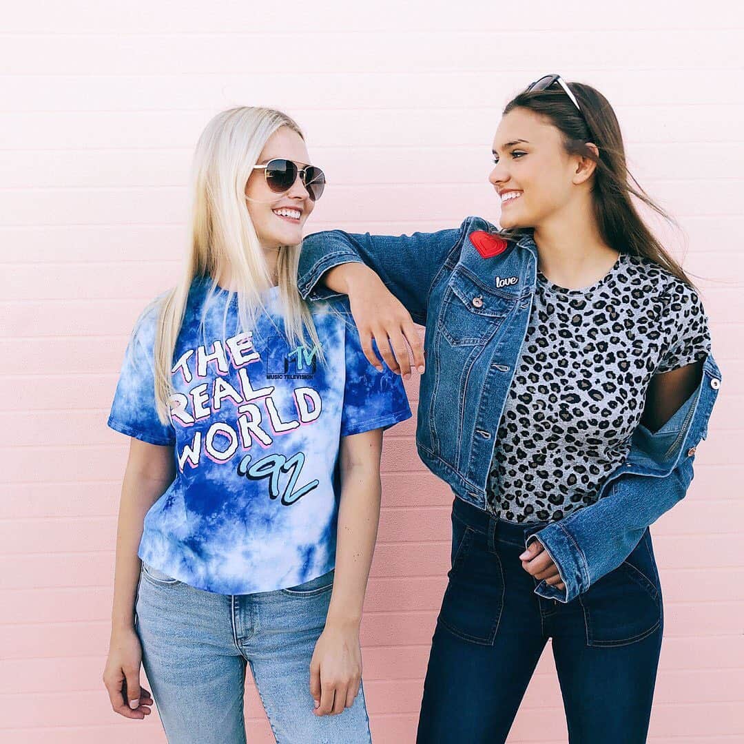 ロック&リパブリックのインスタグラム：「Sisterhood isn’t just for siblings! Tag the Thelma to your Louise. #nationalsistersday #Kohls」