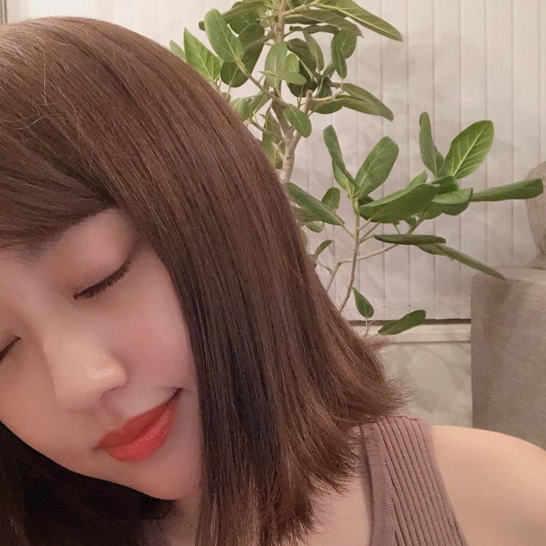 菊地亜美さんのインスタグラム写真 菊地亜美instagram 美容院で最高なトリートメントをしてもらって頭皮もスッキリ髪もツルツル カラーは透け感のあるベージュでやっぱりちょっと明るくしたの 写真は外ハネしてるけどサラサラになりました そしてまつげ