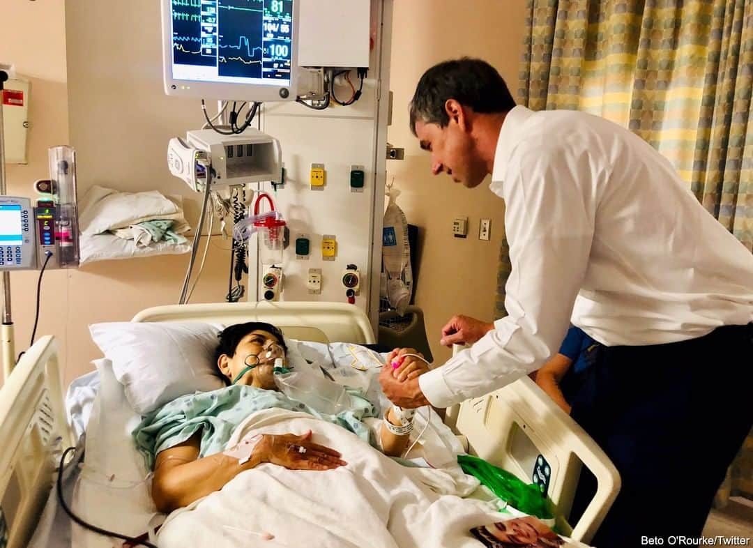 ABC Newsさんのインスタグラム写真 - (ABC NewsInstagram)「Beto O'Rourke leans over the hospital bed of a victim of the deadly mass shooting in El Paso, Texas, that killed at least 20 people, injuring dozens of others. #beto #shooting #elpaso #breakingnews #abcnews」8月4日 23時05分 - abcnews