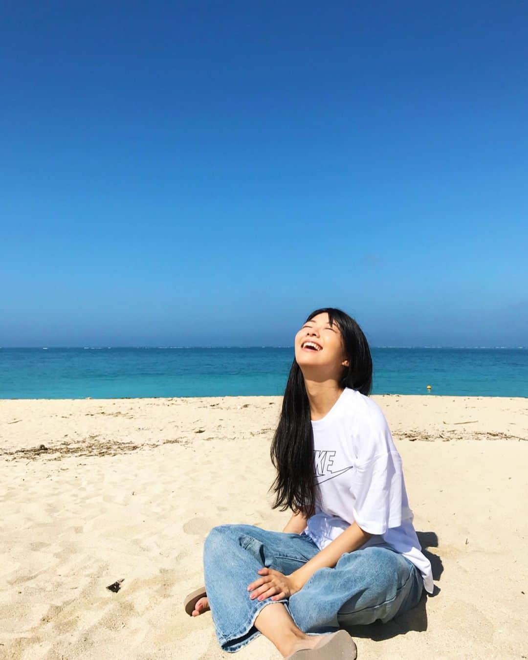 中村祐美子さんのインスタグラム写真 - (中村祐美子Instagram)「夏だ！海だ！海だーーー！！！ . . 今年は、梅雨明けど同時に夏らしいことに片っ端から触れられていて、超嬉しい。超楽しい。 ついでに、超嬉しいお知らせがひとつ💡 今週8/7(水)と、8/8(木)の2日間、J-WAVEの別所哲也さんの番組を担当します🙌🏻 朝6時から9時の3時間生放送！ いつもより長い時間のONAIRなので、ぜひゆるっと聞きに来てよね〜🥳💛 . . 暑すぎるので、服装もゆるゆるがいいよね〜。ってことで、ナイキのゆるTシャツに、ruruのゆるデニム。 夏はゆるっとした白い服を着たくなるのだよ。 . . #日本 #沖縄 #美美ビーチ  #nofilter #instagood #love #like #happy #yolo #follow #followme #instafollow #swag #photooftheday #instaderby #webstagram #japan #japanese #tokyo #model  #셀카 #셀피 #셀프 #셀스타그램 #얼스타그램 #데일리룩 #옷스타그램 #멋스타그램 #찍스타그램 #엽스타그램」8月4日 23時16分 - yumikonakamura.jp