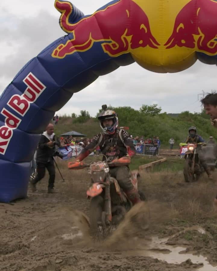 レッドブルのインスタグラム：「What. A. Race.🤯@m_letti304 heroically wins @redbullromaniacs 2019 in a tight battle with @alfredogomez89 🏁 . 1️⃣0️⃣ years after his father, he conquers the toughest Hard Enduro Race Title, Congrats Mani! 🙌 . @redbullromaniacs  #redbull #redbullromaniacs #romania #endurolife #motocross #supermoto」