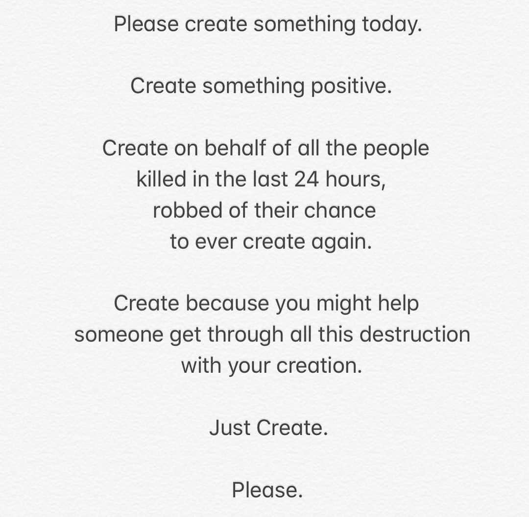 ケヴィン・スミスのインスタグラム：「Please create something today. Create something positive. Create on behalf of all the people killed in the last 24 hours, robbed of their chance to ever create again. Create because you might help someone get through all this destruction with your creation. Just Create. Please. #KevinSmith」