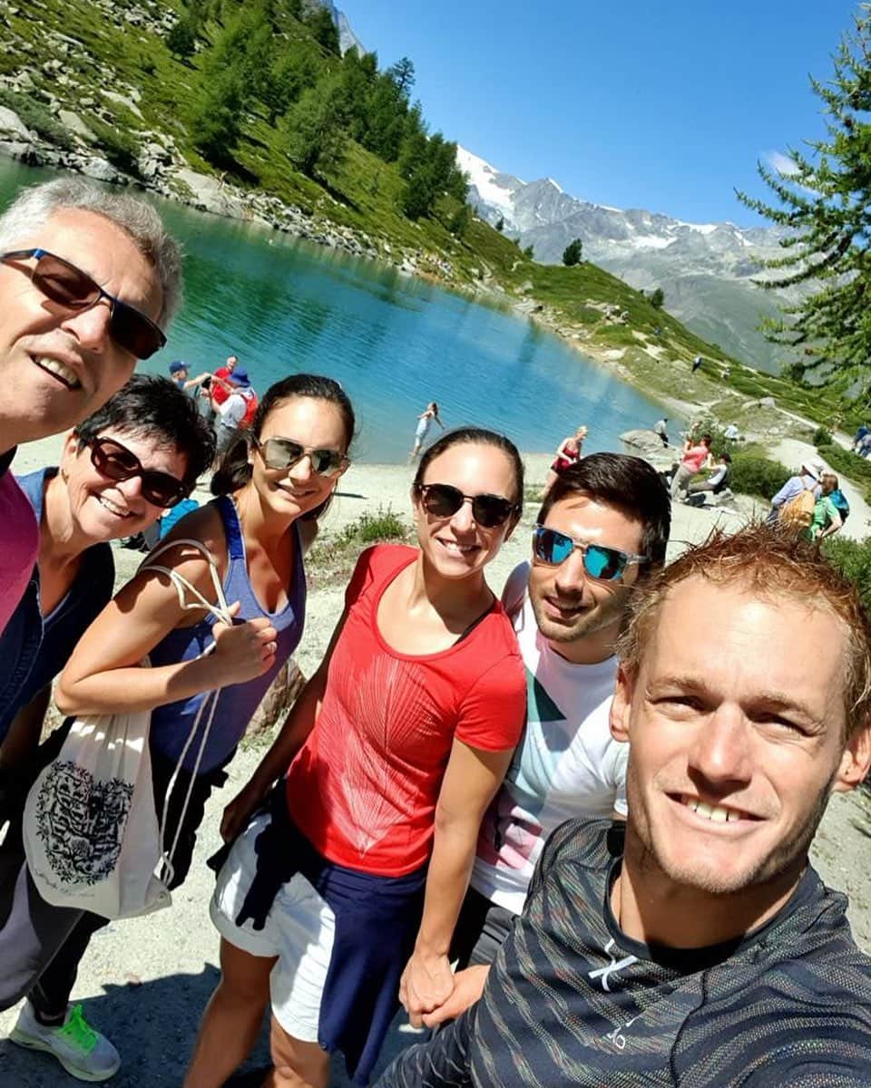 サラ・マイアーさんのインスタグラム写真 - (サラ・マイアーInstagram)「👨‍👩‍👧‍👦+☀️+🇨🇭⛰=❤️ . #family #familyweekend #thankful #happy #hiking #switzerland #nature #zermatt #grünsee」8月4日 23時19分 - sarah.van.berkel