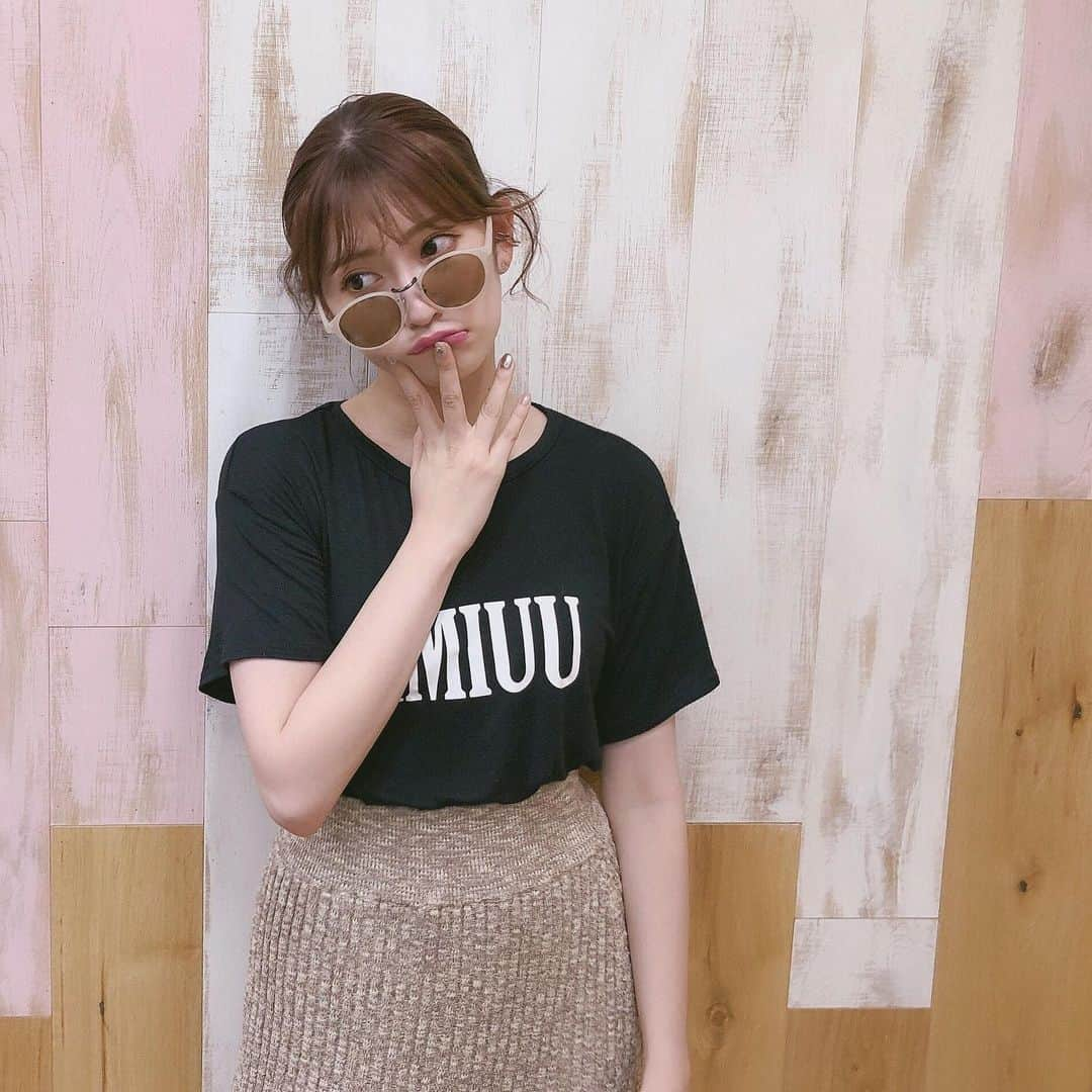 吉田朱里さんのインスタグラム写真 - (吉田朱里Instagram)「どんなコーデにも 着まわしやすい AmiuuのTシャツ🖤 生地が気持ちいいからよく着てます💗 . スカートは #snidel 🖤🖤 . ってかなんで私ってこんなくせ毛なんやろか🤔🤔 横毛くるーーんなってるけどw . #あみゅこーで #amiuuwink  #ootd #fashion」8月4日 23時22分 - _yoshida_akari