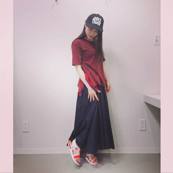 土屋太鳳さんのインスタグラム写真 - (土屋太鳳Instagram)「今日の私服😳✨ スカートは大好きな DOUBLE STANDARD CLOTHING 💡 あとは、 上から下まで #アシックスアパレル 👍👍👍 サンダルがこれまた気持ちいいんですよ…！ ぜひこの気持ちよさを たくさんの人に感じてほしいです❤️ #アシックスジャパン #アシックスアパレル #asicstiger」8月4日 23時22分 - taotsuchiya_official